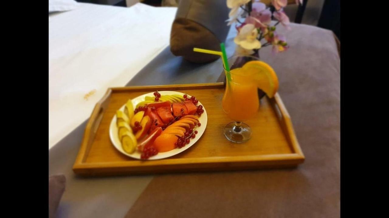 亚鲁斯酒店 普洛耶什蒂 外观 照片